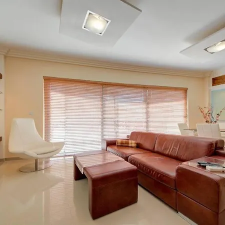 Amazing 1 Bedroom With Views In *